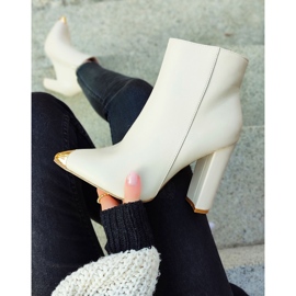 Ženske čizme bež boje s ukrasnim šiljkom 2