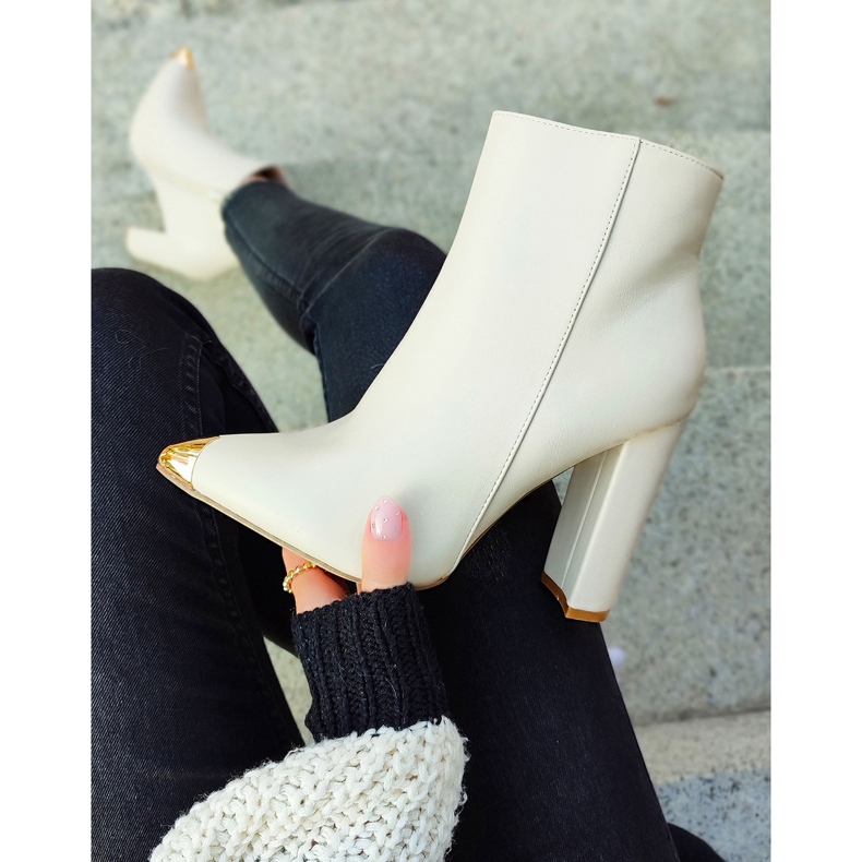 Ženske čizme bež boje s ukrasnim šiljkom 2