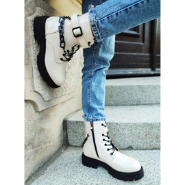 Ženske bež lakirane radničke čizme s odvojivim lancem 2