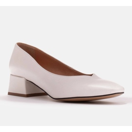 Marco Shoes Pumpe izrađene od bijele zrnate kože s V-izrezom bijela 2