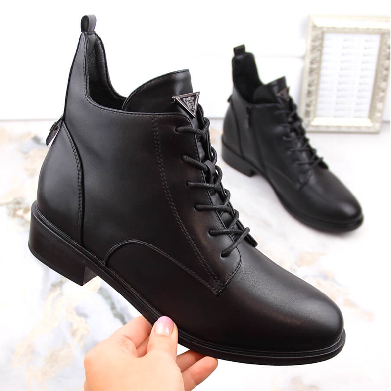 Crne izolirane gležnjače s ravnom petom Filippo DBT4822 crno 1