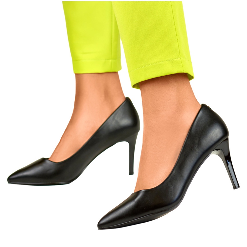 Crne klasične niske ženske štikle od eko kože crno 1