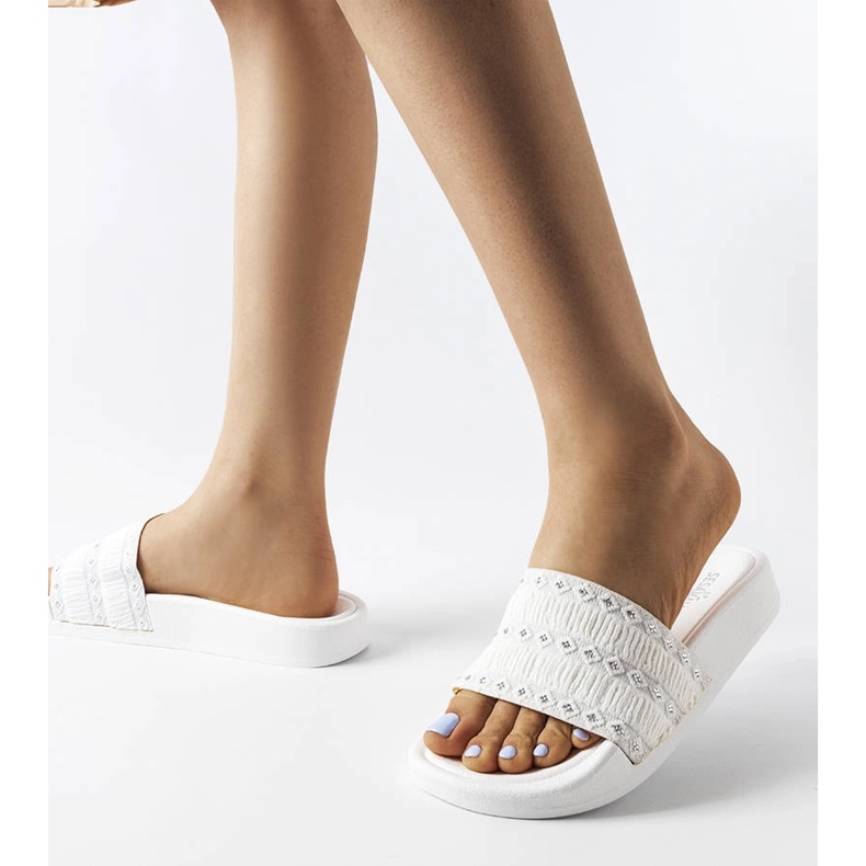 Bijele natikače ukrašene volanima by Ernest bijela 2