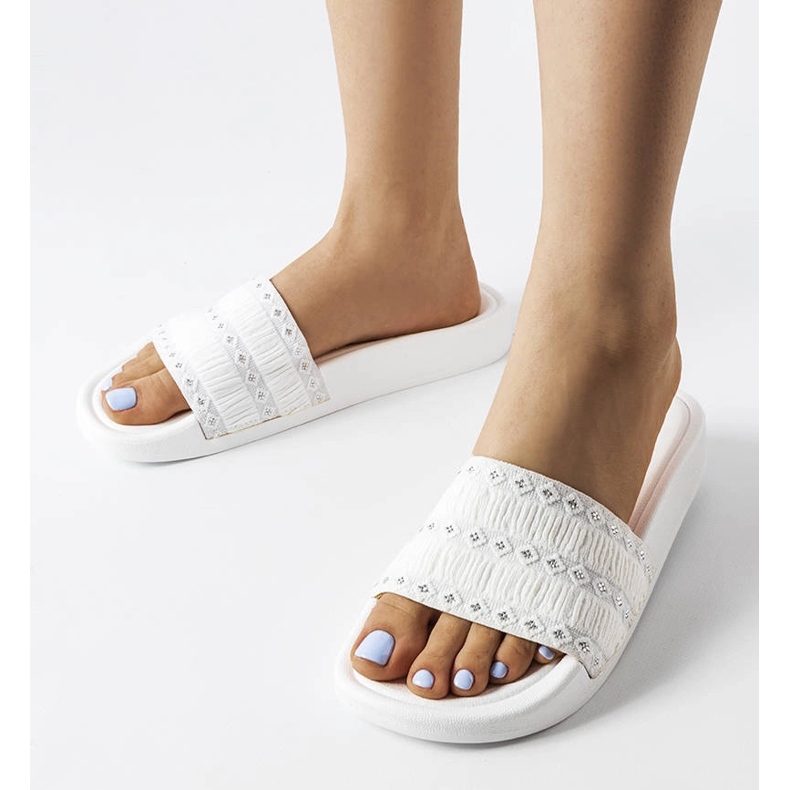 Bijele natikače ukrašene volanima by Ernest bijela 1