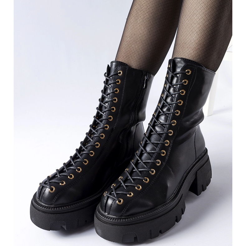 Crne izolirane čizme ukrašene Amla uvezom crno 1