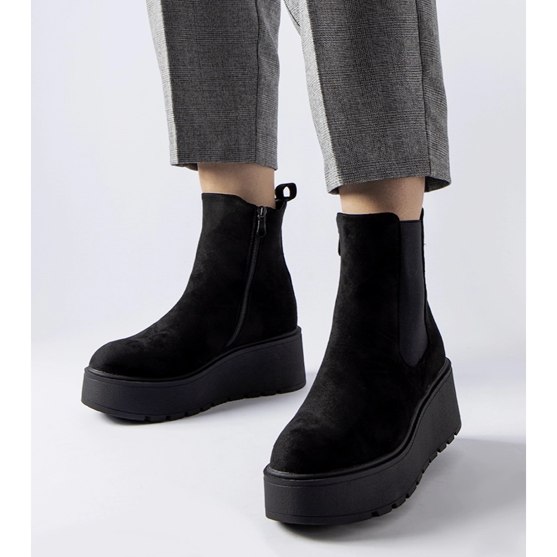 Crne izolirane Discesa čizme na klin crna 1