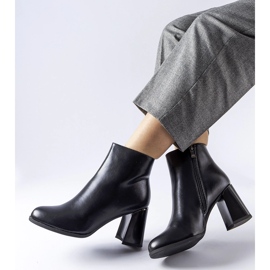 Crne izolirane gležnjače s ukrasnom Clivi petom crna 1