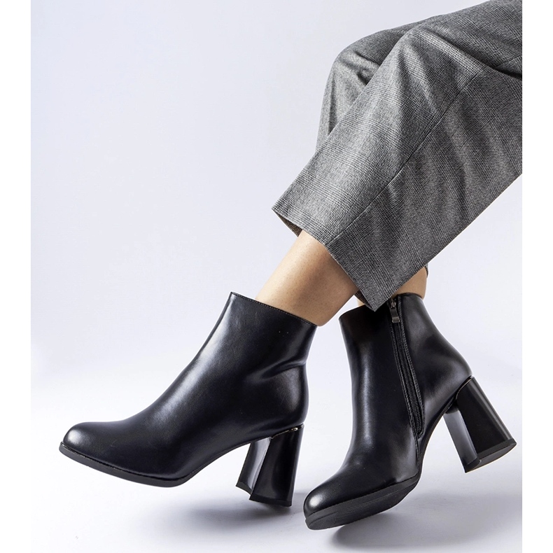 Crne izolirane gležnjače s ukrasnom Clivi petom crna 1