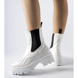 Bijeli masivni izolirani Carruba radnici bijela 1