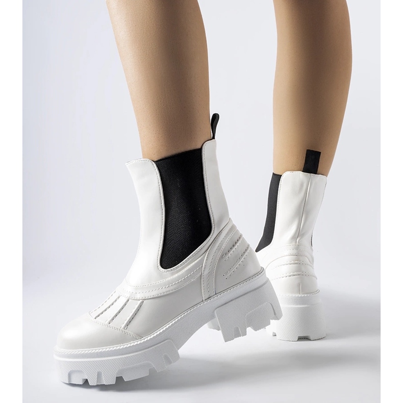 Bijeli masivni izolirani Carruba radnici bijela 1