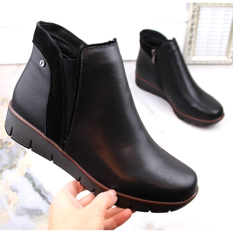Crne izolirane ženske kožne čizme na wedge Filippo DBT4781 crno 1