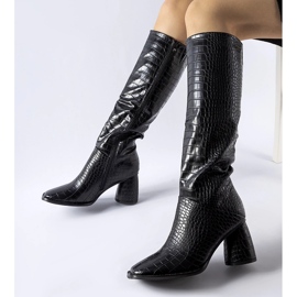 Crne čizme ukrašene reljefom Vijeća crna 1