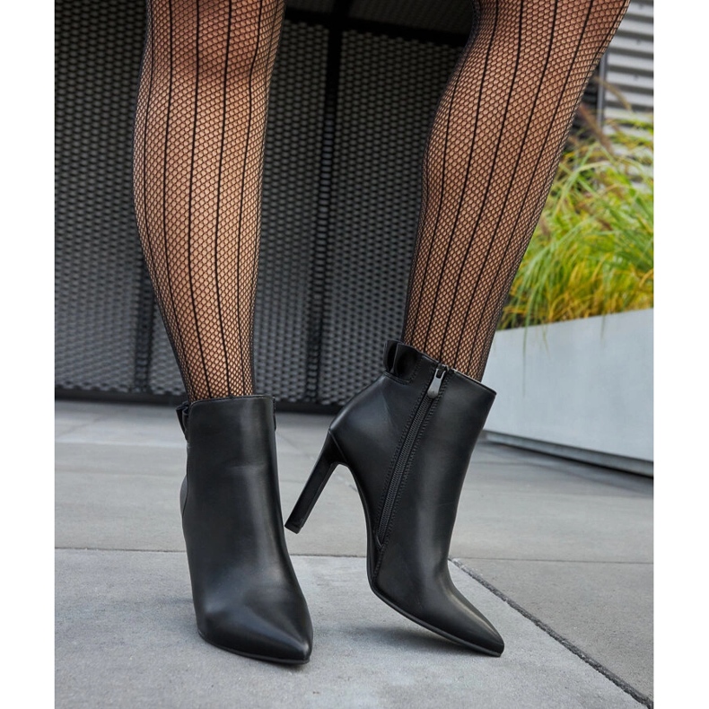 Crne gležnjače s volanom na Roger stiletto crno 1