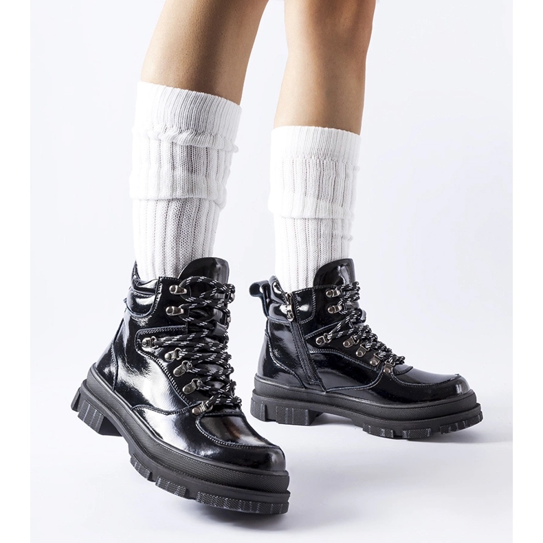 Crne lakirane gležnjače iz Richardsa crna 1