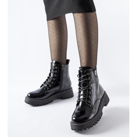 Crni, izolirani, lakirani radnici Bungane crna 1