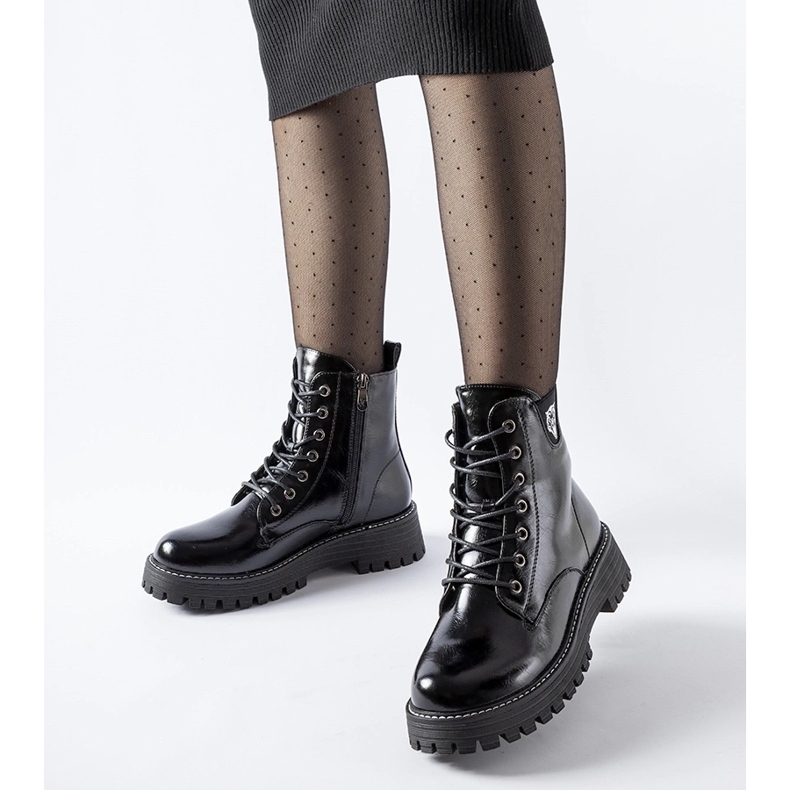 Crni, izolirani, lakirani radnici Bungane crna 1