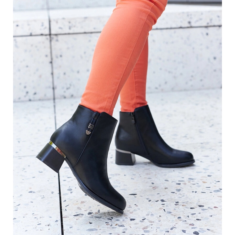 Crne elegantne čizme s Bocconi kamenčićima crna 1