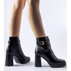 Crne izolirane klasične Caio gležnjače s visokom petom crno 1