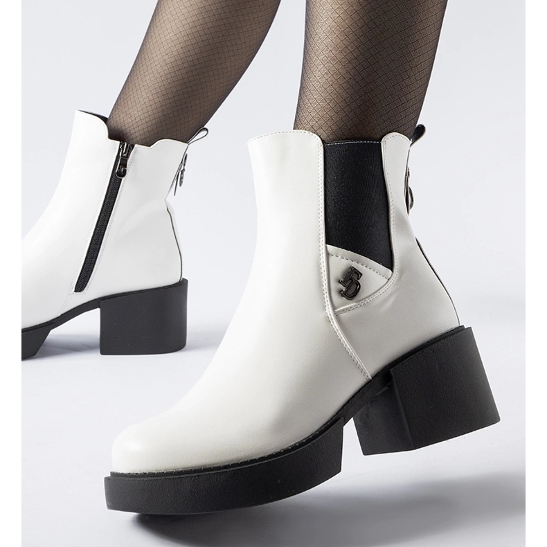 Bijele izolirane čizme s masivnim blokom bijela 1