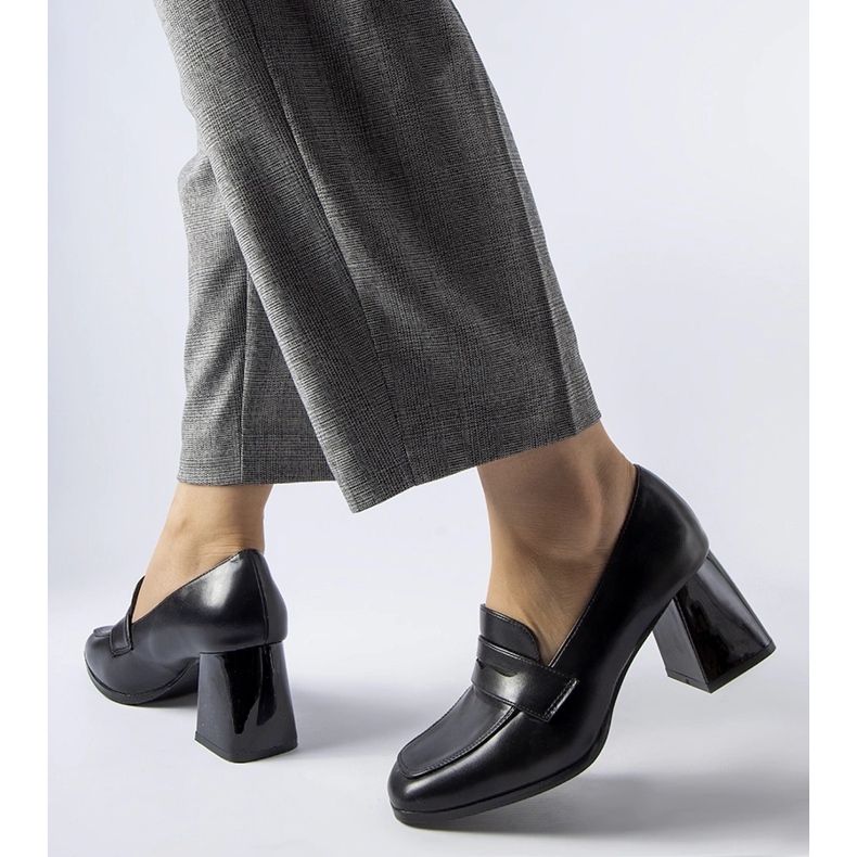 Crne salonke s patentiranom Beroide petom crno 1