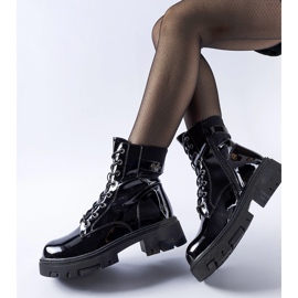 Crne lakirane, blago izolirane Cunha gležnjače crna 1