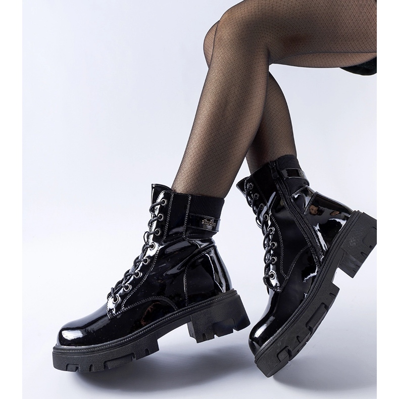 Crne lakirane, blago izolirane Cunha gležnjače crno 1