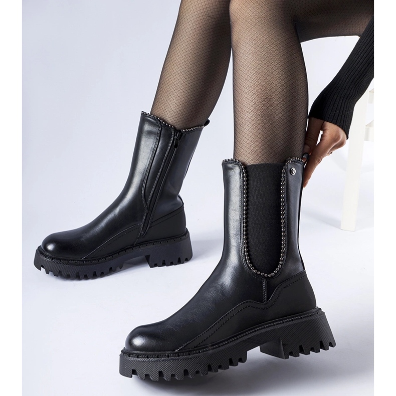 Crne izolirane Donigala gležnjače crna 1