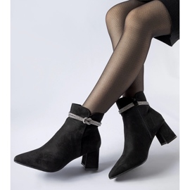 Crne Alba izolirane gležnjače crna 1