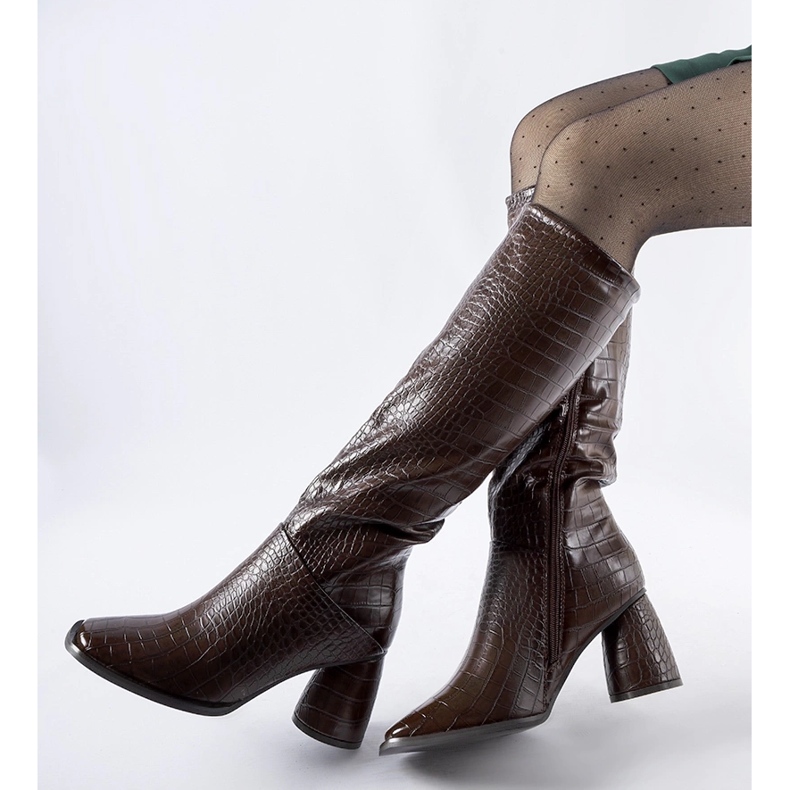 Smeđe čizme ukrašene reljefom Vijeća smeđa 1