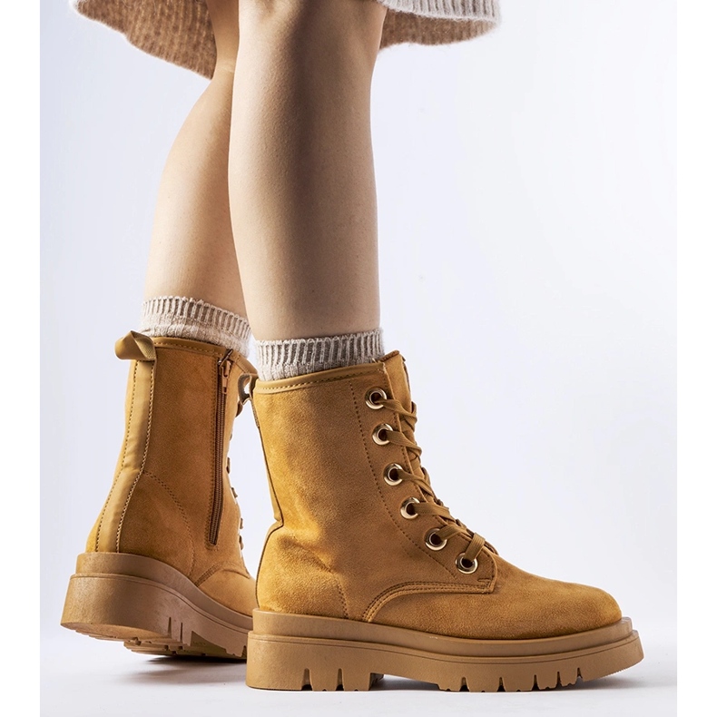 Radnici Montelle izolirani karamelom smeđa 1