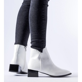 Bijele izolirane čizme s četvrtastom petom Boris bijela 1