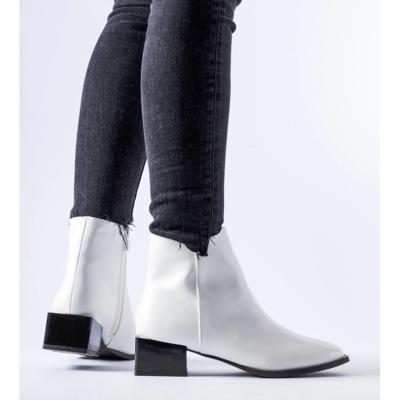 Bijele izolirane čizme s četvrtastom petom Boris bijela 1