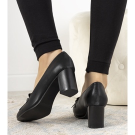 Crne pumpe na stupu od Aliceine eko kože crno 1