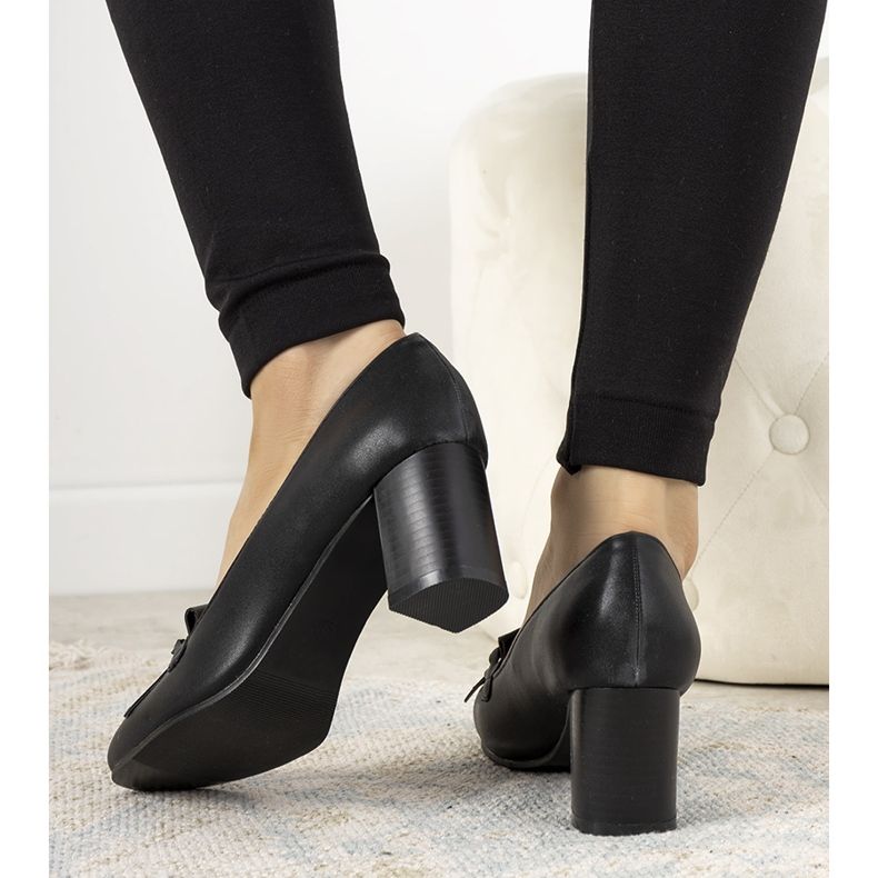 Crne pumpe na stupu od Aliceine eko kože crno 1