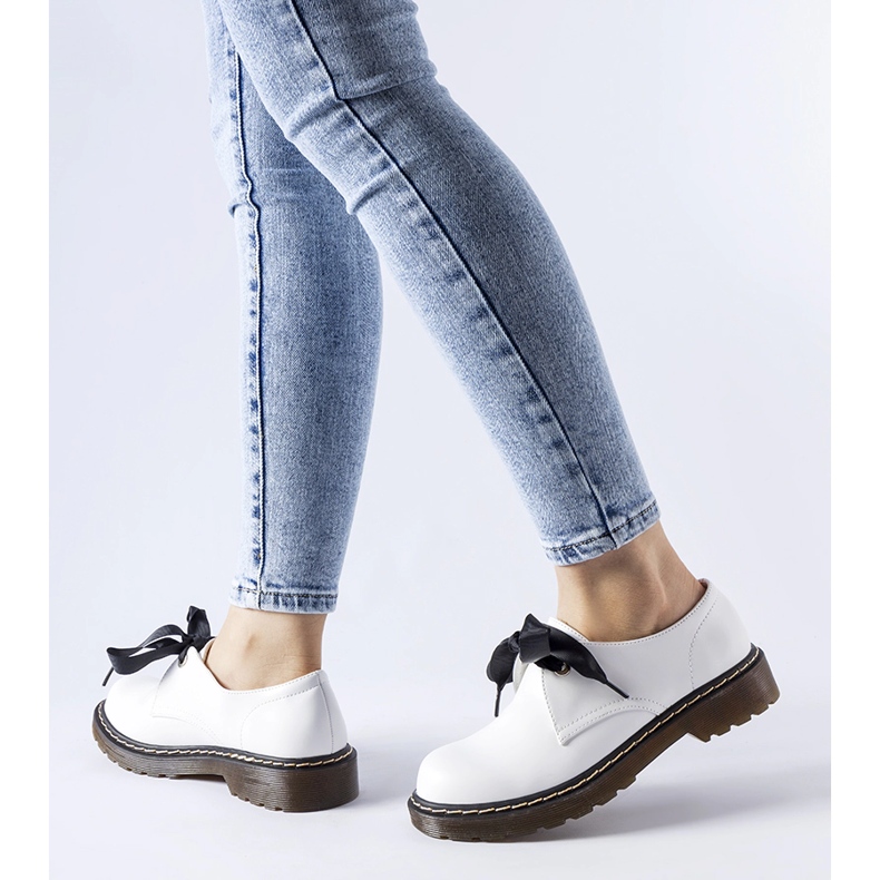 Bijele cipele s ukrasnom mašnom iz Rodrigueza bijela 1