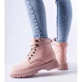 Svjetloružičasti izolirani Aranova radnici na vezanje ružičasta 1