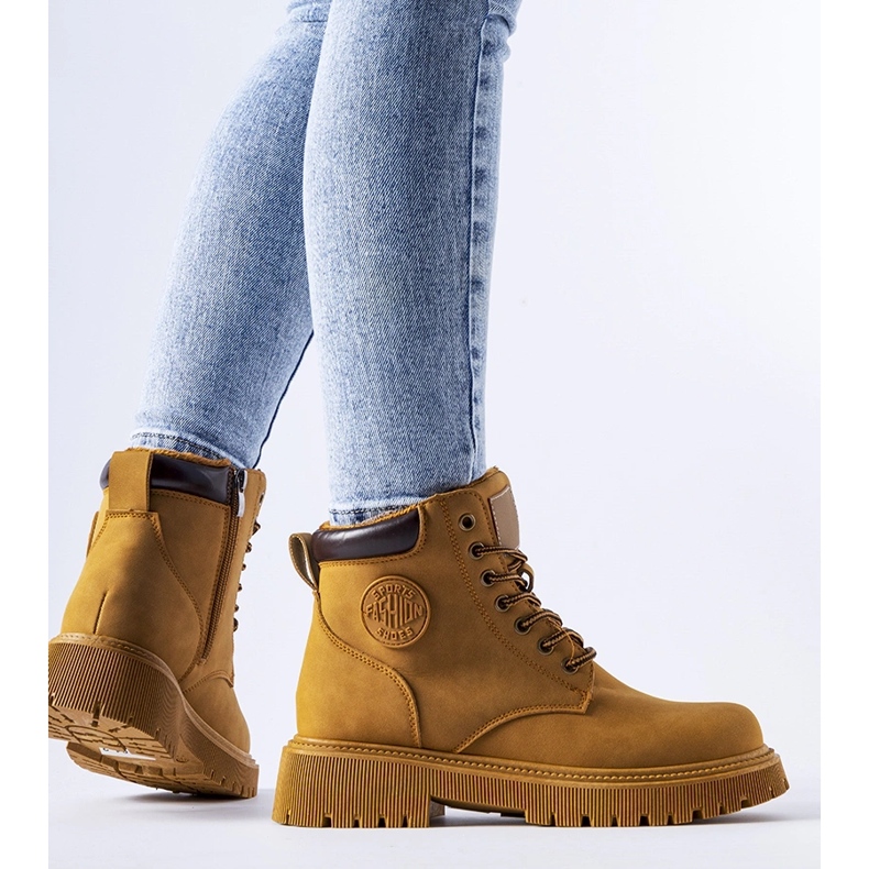 Klasični smeđi izolirani Tricase radnici smeđa 1