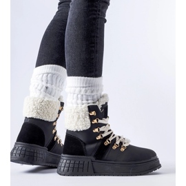 Crni radnici na masivnoj Rodrigo platformi crna 1