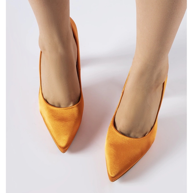 Narančaste satenske cipele s štiklima iz Riversa 1