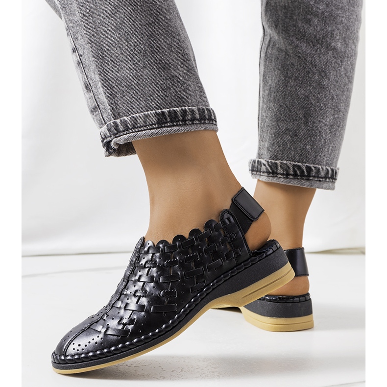 Crne ažurne sandale iz Carvalha crna 1