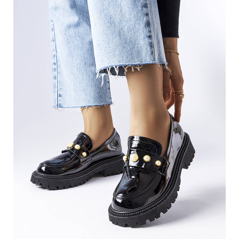 Crne lakirane cipele sa Serlait biserima bijela 1