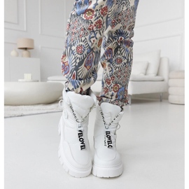 Bijele izolirane čizme za snijeg s natpisom Eulalia bijela 2