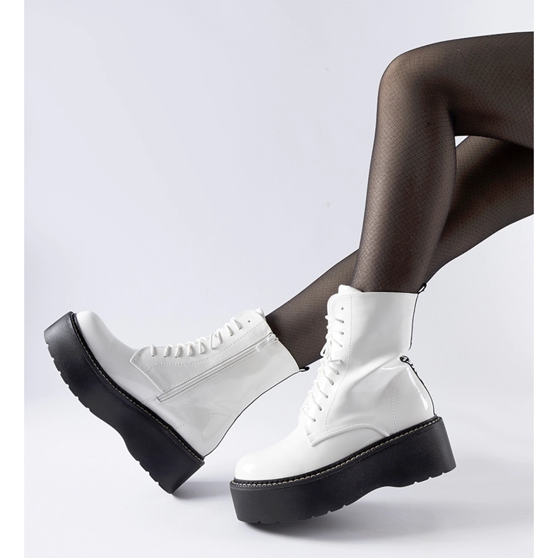 Bijelo lakirani radnici na Leos platformi bijela 1