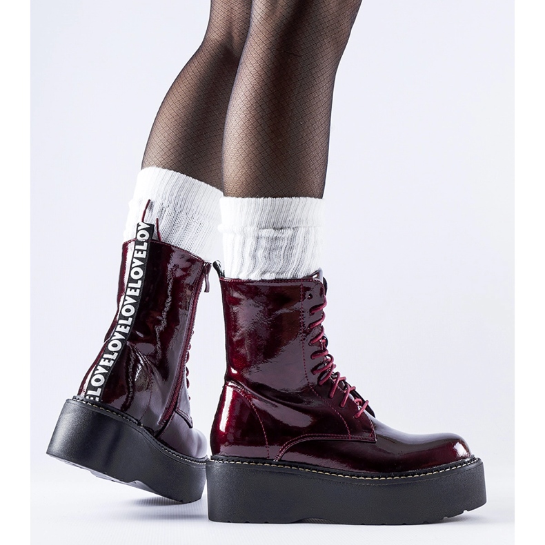 Burgundski patentni radnici na platformi Leos crvena 1