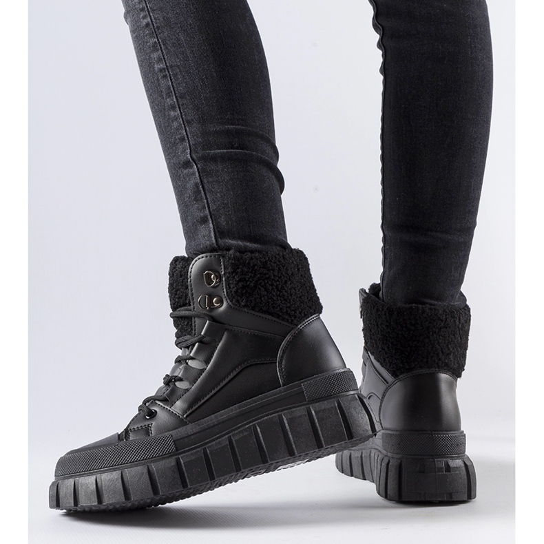 Crne izolirane Adamsville tenisice crna 1