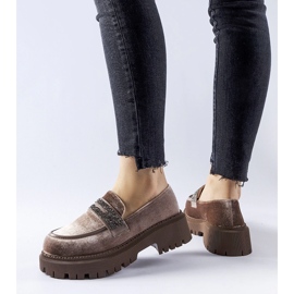 Smeđe mokasinke ukrašene Longuelo kamenčićima bež 1