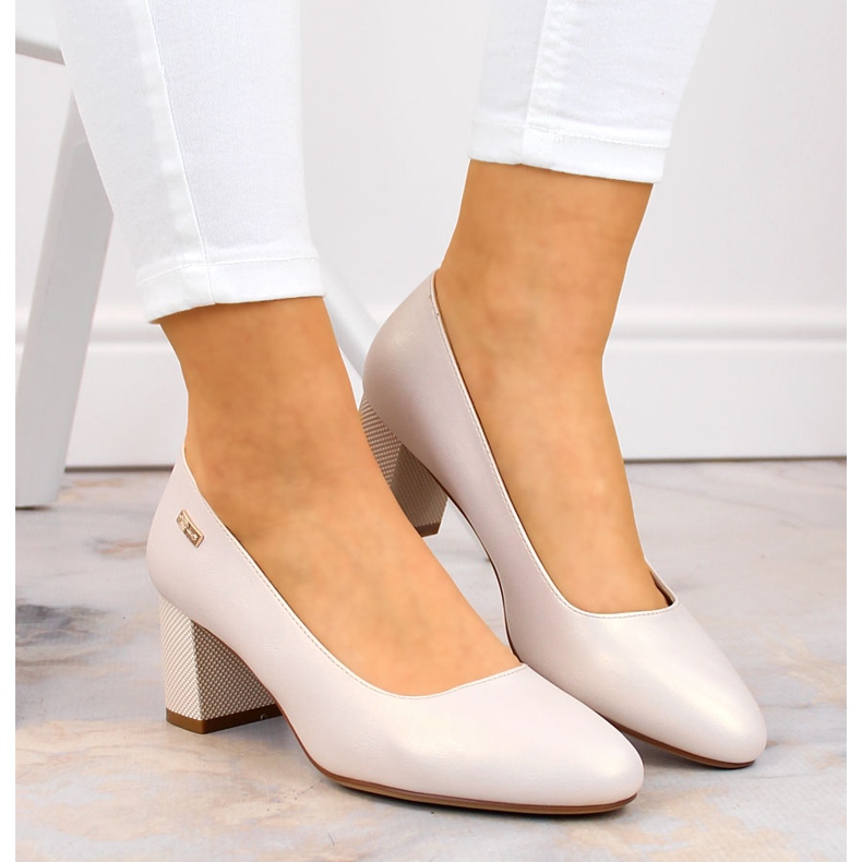 Biserno bež salonke na ukrasnom stupu od Sergio Leonea 2