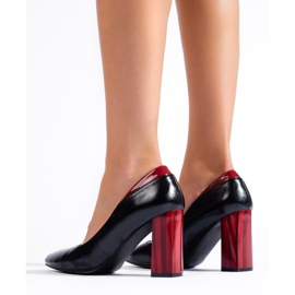 Crne pumpice na stupu crno 2