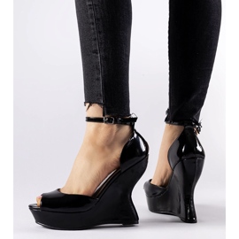 Flangan crne lakirane sandale na klin crna 1