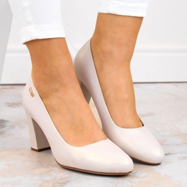 Bež biserne salonke na ukrasnom stupu od Sergio Leonea 2